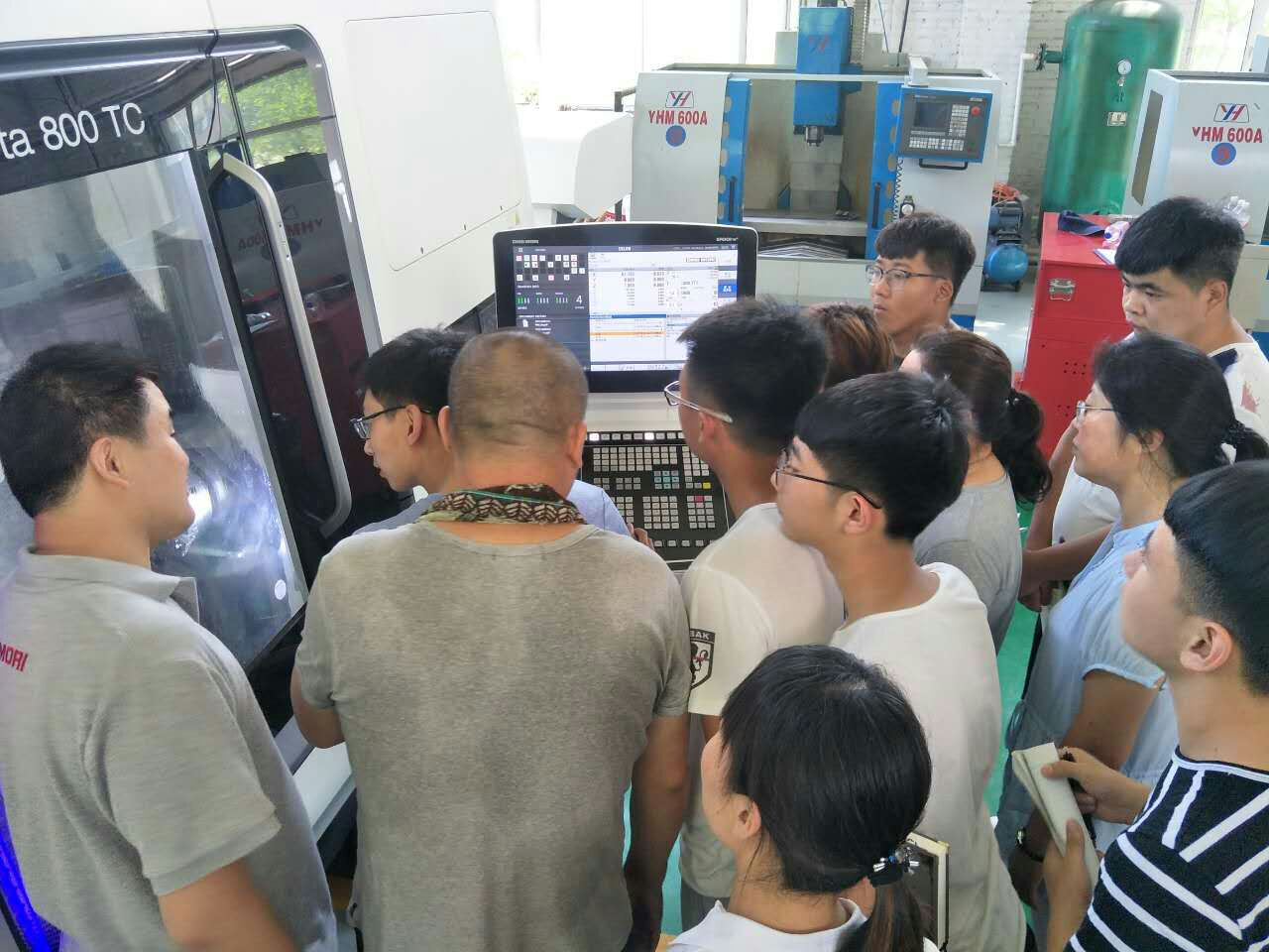 图2：学院数控专业师生参加七轴加工中心设备培训.png