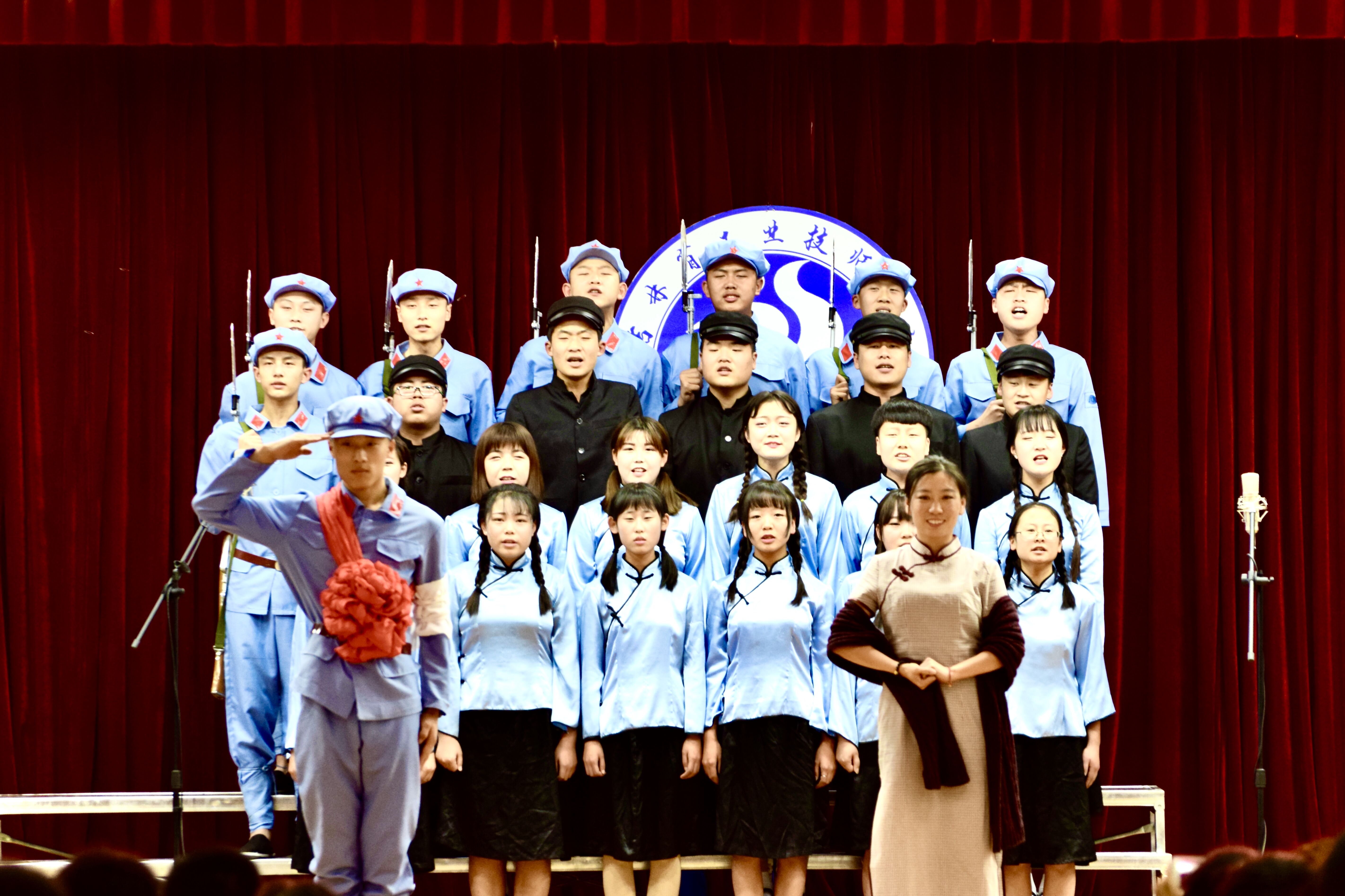 回溯峥嵘岁月 唱响青春华章